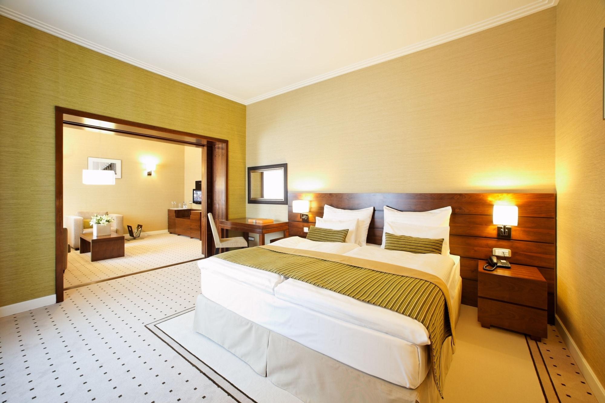 Hotel Capital Plaza 4*